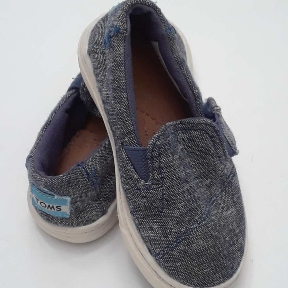 TOMS size 6